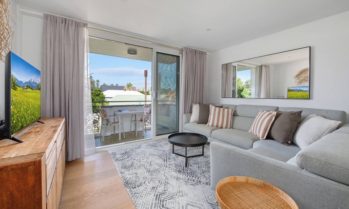 Manly Apartment | Sunny Manly Apartment | 5 Min Walk to Beach | " On The Flat" by Park/Shops/Cafes
