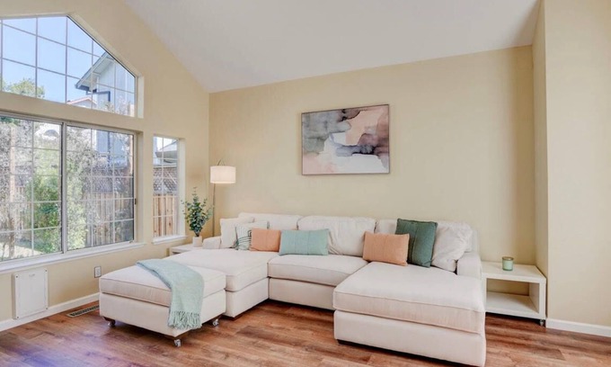 Windsor House | SUNNY SPACIOUS RETREAT NEAR GOLF COURSE W/HOT TUB - WINE COUNTRY GETAWAY