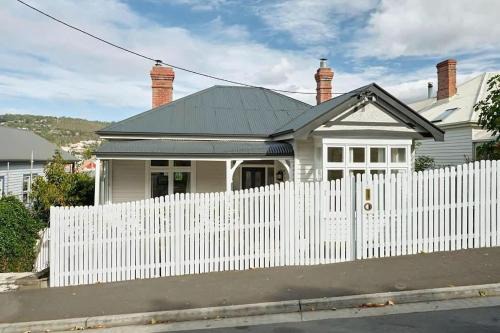 Battery Point Apartment | Sunny spacious three bedroom apartment with views