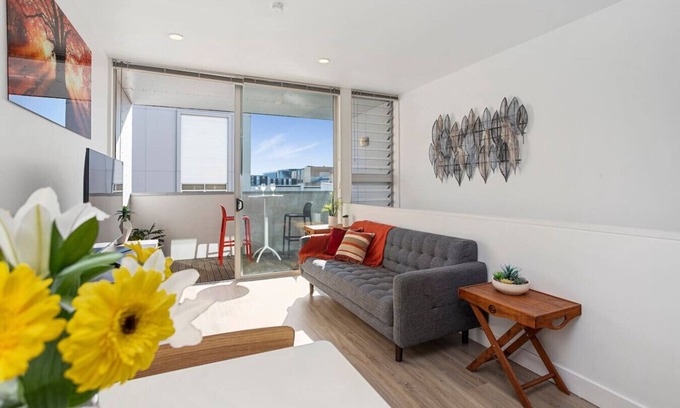 Auckland Central Business District Apartment | Sunny Split Level Apartment + Carpark