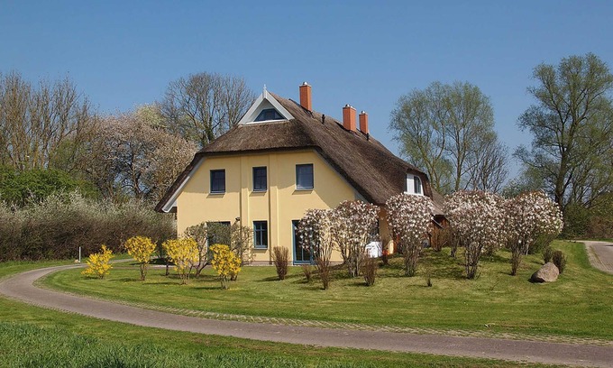 Puddemin House | Sunny thatched house - vacation thatched house, 3 bedrooms, fireplace, internet radio, garden,