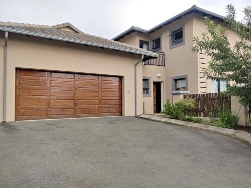 Krugersdorp Villa | Sunrise Mountains View