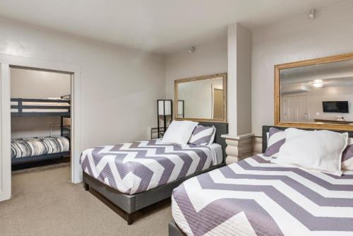 Harbor Village House | Sunrise Resort Room #106