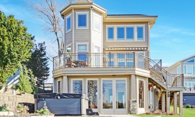 Okauchee Apartment | Sunset Cove Lake Home: Spacious 4BR/4 BA & Hot Tub