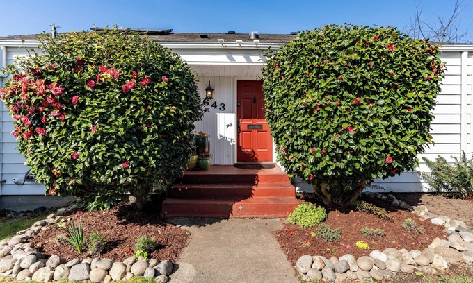 Fairmount Park House | Sunset House w/view of the Sound and the Olympics-