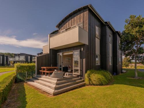 Matarangi House | Sunset Retreat - Matarangi Holiday Home