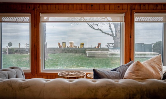 Leamington Cottage | Sunsets by the Bay - Your Waterfront Oasis