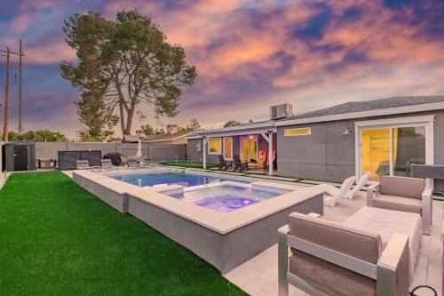 Camelback East House | Sunsets on 11th by AvantStay Resort-Style Pool Hot Tub Game Room