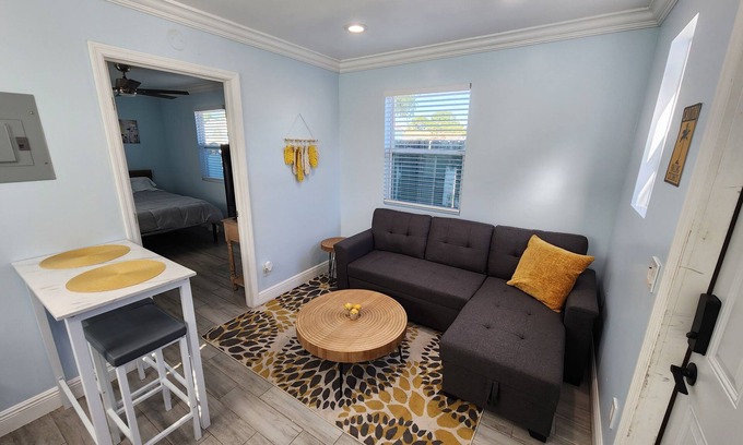Lake Worth Cottage | Sunshine Beach House: Perfect location, Fast Wifi