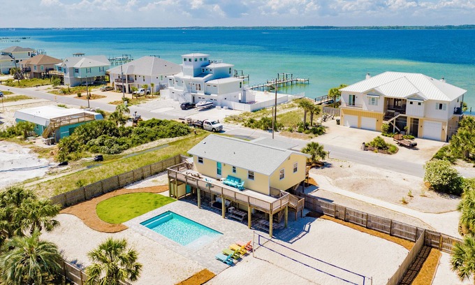 Villa Segunda House | Sunshine Beach House - Private Pool - 5 minute walk to beaches - Pet friendly