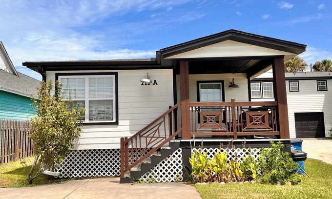 Port Aransas House | Sunshine Shack - 2 bedroom, In-Town, Dog Friendly, Near the Beach!