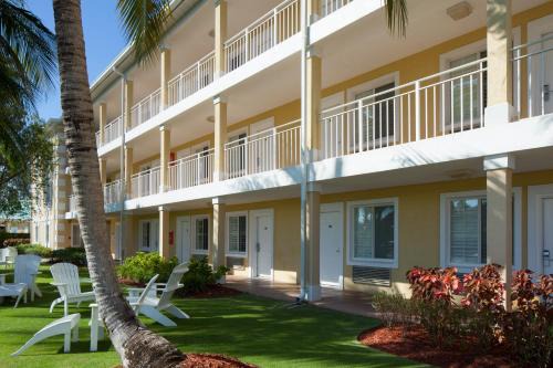 Seven Mile Beach Hotel | Sunshine Suites Resort