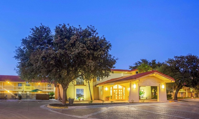 Eagle Pass Hotel | Super 8 by Wyndham Eagle Pass