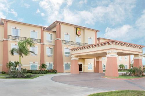 Hidalgo Hotel | Super 8 by Wyndham Hidalgo at La Plaza Mall & Mcallen Airport