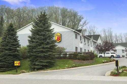 Manistee Hotel | Super 8 by Wyndham Manistee