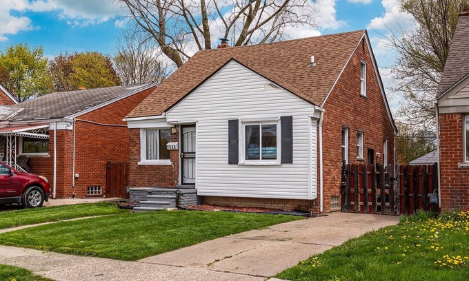 Dearborn Heights House | SUPER CUTE AND GREAT HOME APPROX 15MINS TO DOWNTOWN DETROIT SLEEPS 14 GUESTS