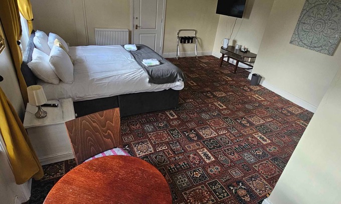 Mynydd Isa House | Super King Room Bath Only Free Wi-Fi TV Mold