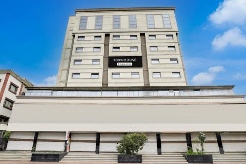 Anand Hotel | Super Townhouse Anand Formerly Hotel The Maison