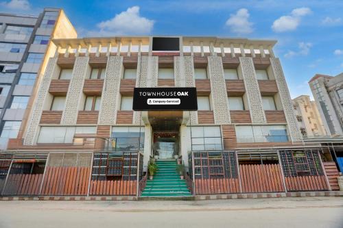 Danapur Hotel | Super Townhouse Oak Amity University Patna Formerly The Golden Crown