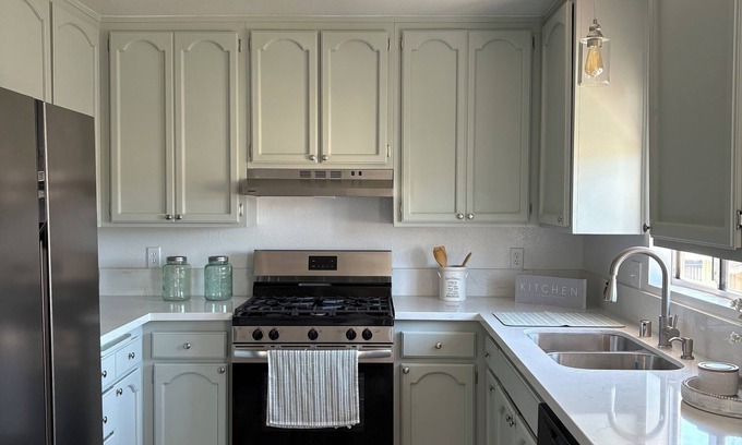 Paramount Condo | Superb 2-bedroom condo in Paramount with AC