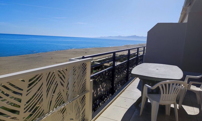Le Port Apartment | Superb air-conditioned apartment for 6 with beach access
