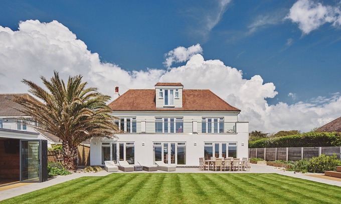 Middleton-on-Sea House | Superb beach house with beautiful garden with hot tub and private beach access
