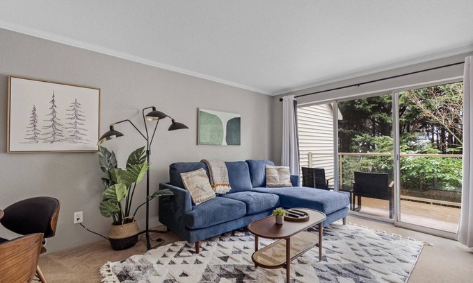 East Lake Hills House | Superb Bellevue 2BR w/Balcony & Lake Views, nr Parks, by Blueground