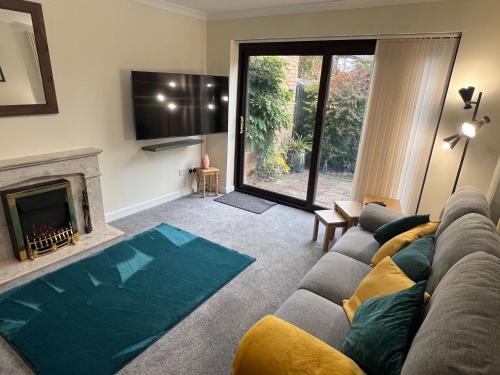 Milton Keynes House | Superb Comfy 2 Bed House, Responsive & Caring Hosts Free WiFi & Parking, Close to MK Centre, Train Station, Santander, Network Rail by Webbhill Stays