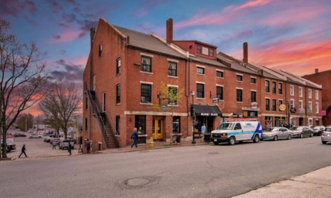 Old Port Apartment | Superb Location! Heart of Old Port/Spacious Condo