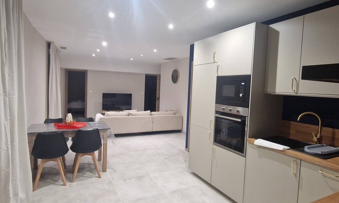 Sommieres Apartment | SUPERB NEW APARTMENT (6 pers) located in the heart of the medieval city of SOMMIERES