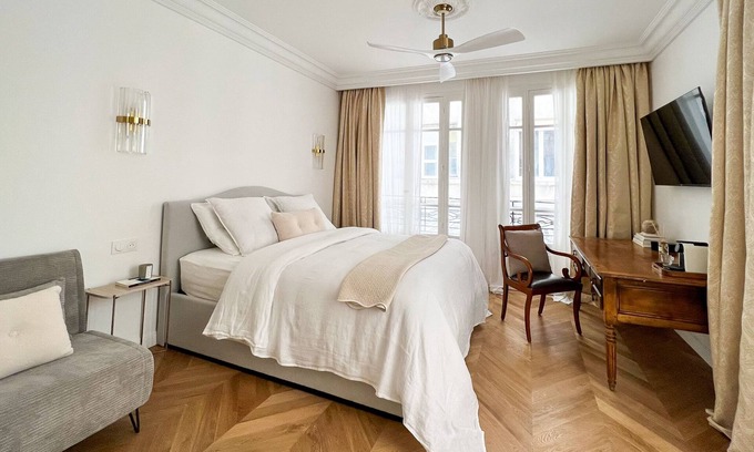 Quartier du Mail Apartment | Superb Studio Palais Royal Louvre Museum