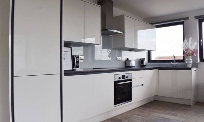 Havering Condo | Superior 3 bed apartment with balcony in Romford