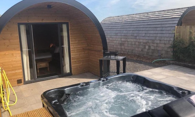 Frodsham Hotel | Superior glamping pod with hot tub