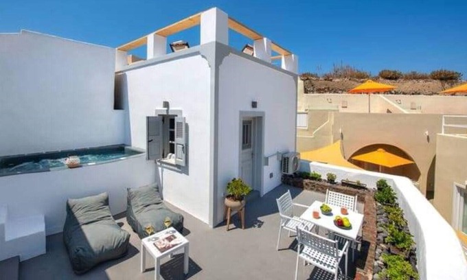 Finikia Apartment | Superior Suite with outdoor Jacuzzi, 10-min walk from Oia