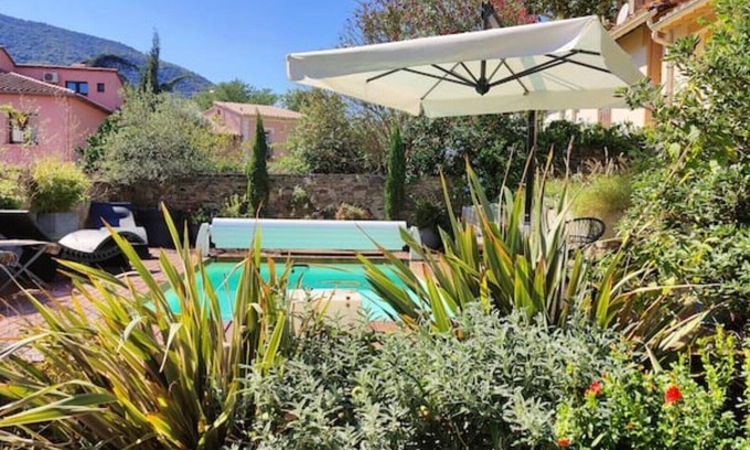 Ceret House | Superlative old town property with pool & bar room