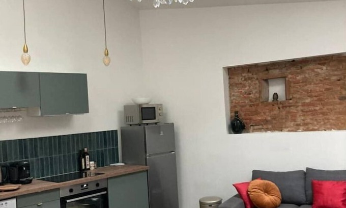 Lapeyrouse-Fossat Apartment | « Sur la Place » Centre Village Confortable et Calme