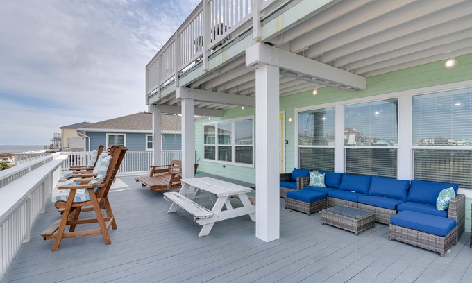 Surfside Beach House | Surfside Beach Home w/ 2 Decks: Walk to Beach