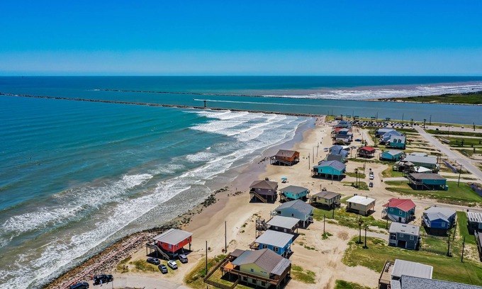 Surfside Beach Cottage | Surfside Getaway for 6
