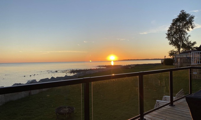 Sherkston Cottage | Surfside On The Rocks