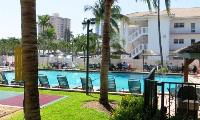 Lauderdale-by-the-Sea Hotel | Surfsider Resort
