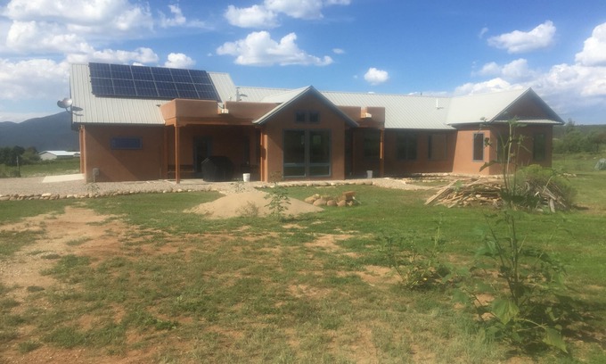 Llano House | Sustainable Mountain Retreat, 12 miles to Sipapu, 27 to Taos, 51 to Santa Fe