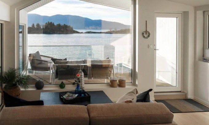 Flora House | Svortevik by Interhome