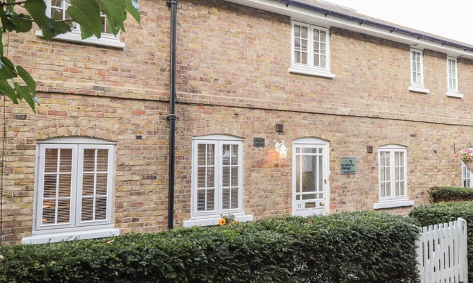 Herne Bay House | SWALLOW COTTAGE, pet friendly, with a garden in Herne Bay