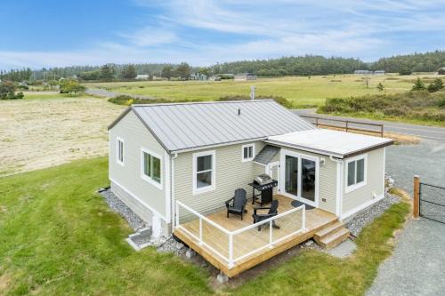 Oak Harbor House | Swan Lake Cottage by AvantStay Views Firepit
