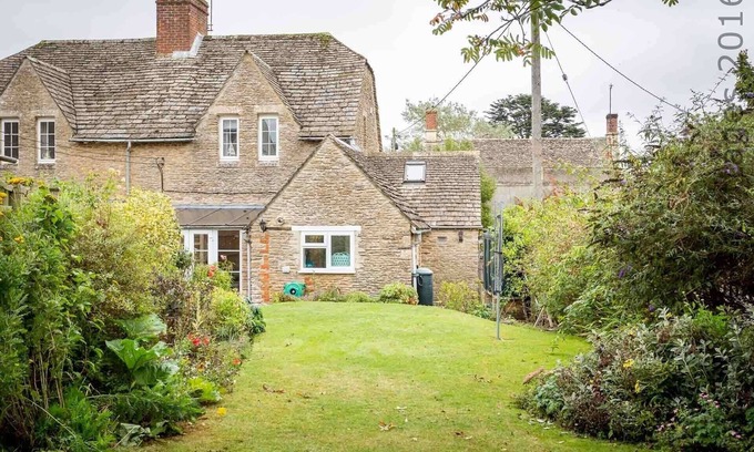 Southrop Cottage | Swan View
