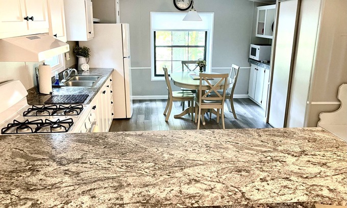 Greenwood House | Swartzentruber Cottage close to DE Turf & Beaches, also for traveling nurses!