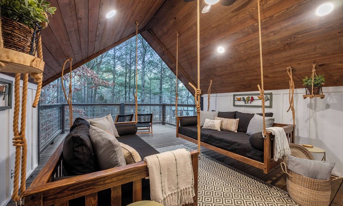 Broken Bow Cabin | SWAYING DAYBEDSđ˛Romantic coupleâs cabinđ˛Huge pinesđ˛HOT TUB