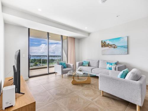 Southport Apartment | Sweeping Ocean view Apt w Carpark and rooftop pool