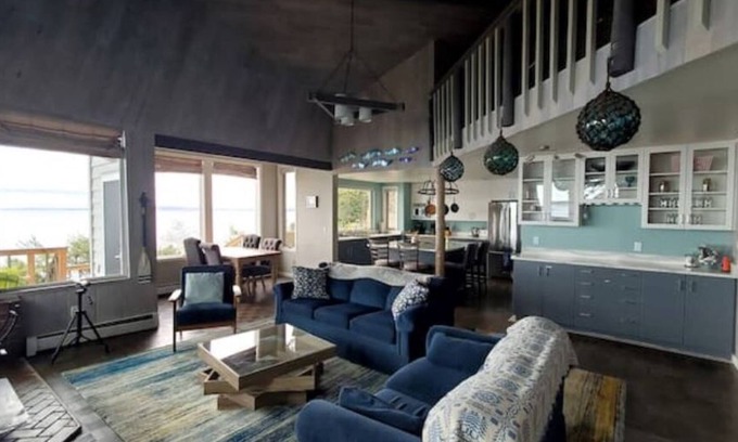 Eastsound Cabin | Sweeping Views on the Water