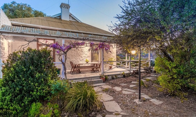 Stanley Flat Cottage | SWEET BRIAR IN THE VINES - CLARE